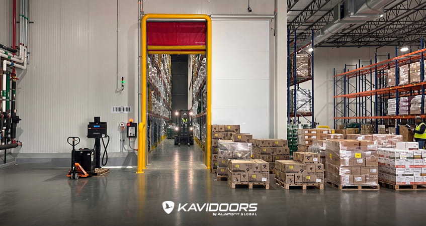Puerta automática industrial instalada en una planta logística para optimizar el ahorro energético y reducir el coste total de propiedad